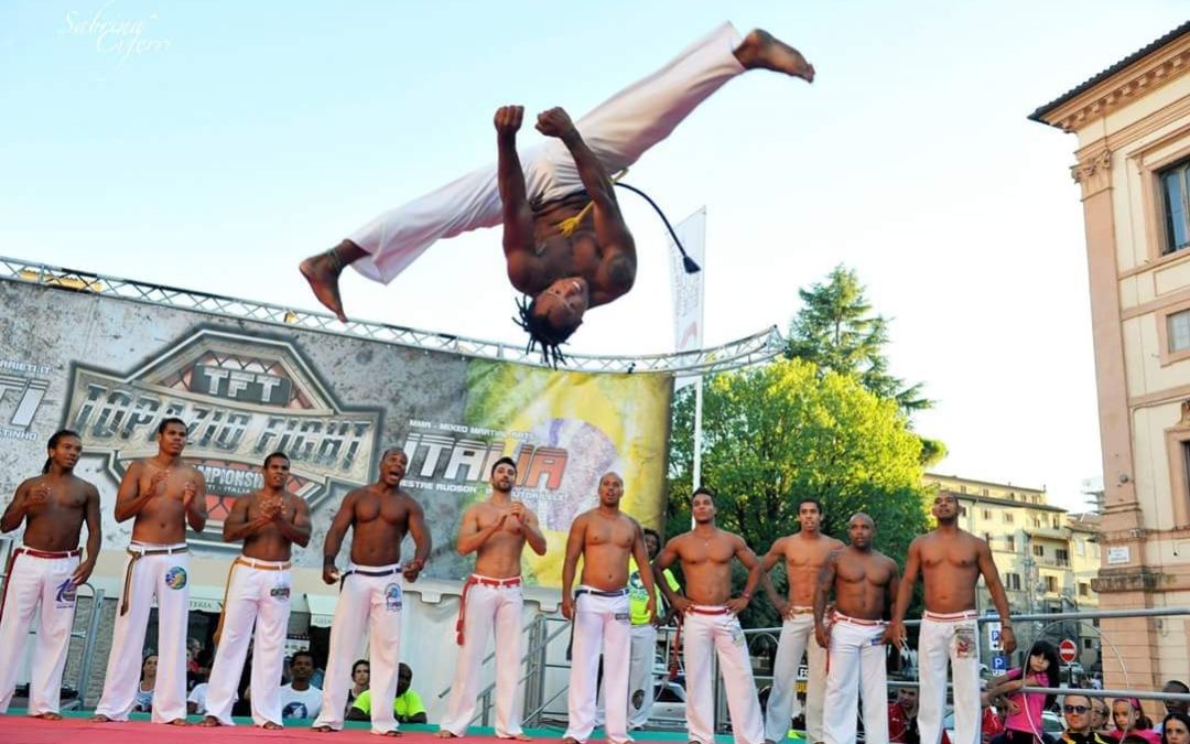 Sabato acrobatico con la capoeira